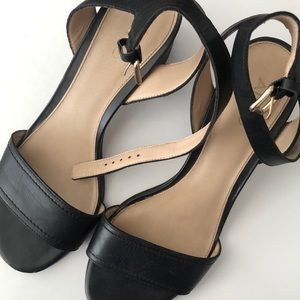 Black strapped heels 😌